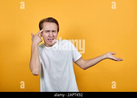 Der Mensch bricht nicht und zeigt seinen Finger auf einem roten Zuhälter und Richtung von Hand zu Seite. Stockfoto