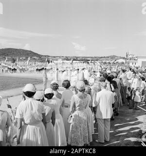 Niederländische Antillen und Suriname zum Zeitpunkt des königlichen Besuchs von Königin Juliana und Prinz Bernhard im Jahre 1955 Wird Das Königspaar in Julianadorp winkt Datum: 21. Oktober 1955 Ort: Curaçao, Julianadorp, Niederländische Antillen Schlüsselwörter: Königliche Besuche Stockfoto