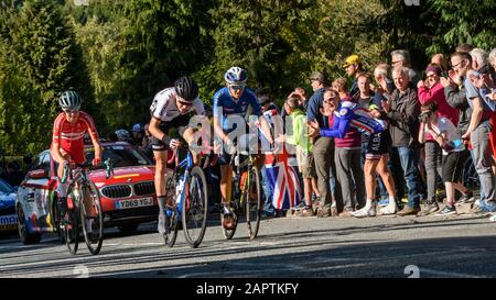 Dänische, deutsche und italienische Straßenradrennfahrer, die im Radrennen fahren und antreten, von Anhängern bejubelt - bei den Weltmeisterschaften der Rennfahrerfahrbahn, Harrogate, GB, Großbritannien. Stockfoto