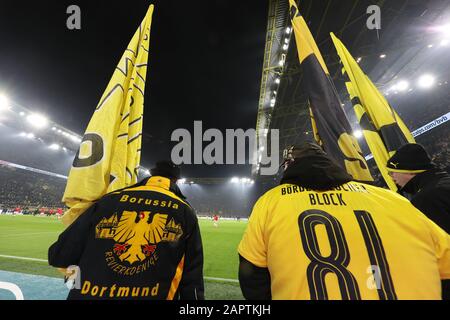 Dortmund, Deutschland. Januar 2020. Firo: 24.01.2020 Fußball, 2019/2020 1.Bundesliga: BVB Borussia Dortmund - 1.FC Köln, Köln Fans, BVB, Fahnenschwenker, Hinterleger Nutzung weltweiter Kredit: Dpa/Alamy Live News Stockfoto