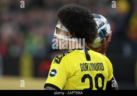 Dortmund, Deutschland. Januar 2020. Firo: 24.01.2020 Fußball, 2019/2020 1.Bundesliga: BVB Borussia Dortmund - 1.FC Köln, Köln Maske, Axel Witsel weltweite Nutzung Credit: Dpa / Alamy Live News Stockfoto