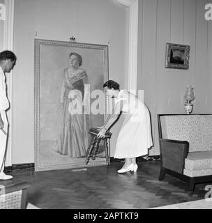 Niederländische Antillen und Suriname zur Zeit des königlichen Besuchs von Königin Juliana und Prinz Bernhard im Jahr 1955, Die Ein Staatsportrait von Königin Juliana in der königlichen Residenz in Fort Amsterdam in Willemstad unter dem wachsamen Auge der Frau des Gouverneurs, Frau Struycken-Feldbrüdge Annotation, Aufhängen: Das Gemälde wurde 1955 von Otto B. de Kat Datum: Oktober 1955 Ort: Curaçao, Willemstad Schlüsselwörter: Innenräume, Personal, Porträts Personenname: Juliana, Königin, Kadt, Otto B. de, Struycken-Feldbrüdge, M.Th.J.M. Stockfoto