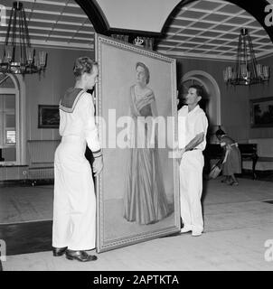 Niederländische Antillen und Suriname zur Zeit des königlichen Besuchs von Königin Juliana und Prinz Bernhard im Jahr 1955, Die Ein Staatsportrait von Königin Juliana in der königlichen Residenz in Fort Amsterdam in Willemstad Anmerkung hängen: Das Gemälde wurde 1955 von Otto B. de Kat Datum angefertigt: Oktober 1955 Ort: Curaçao, Willemstad Schlüsselwörter: Interieurs, Matrosen, Personal, Porträts Personenname:, Juliana (Königin Niederlande), Kat, Otto B. de Stockfoto