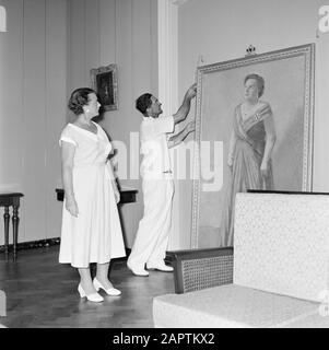 Niederländische Antillen und Suriname zur Zeit des königlichen Besuchs von Königin Juliana und Prinz Bernhard im Jahr 1955, Die Ein Staatsportrait von Königin Juliana in der königlichen Residenz in Fort Amsterdam in Willemstad unter dem wachsamen Auge der Frau des Gouverneurs, Frau Struycken-Feldbrüdge Annotation, Aufhängen: Das Gemälde wurde 1955 von Otto B. de Kat Datum: Oktober 1955 Ort: Curaçao, Willemstad Schlüsselwörter: Innenräume, Personal, Porträts Personenname: Juliana, Königin, Kadt, Otto B. de, Struycken-Feldbrüdge, M.Th.J.M. Stockfoto