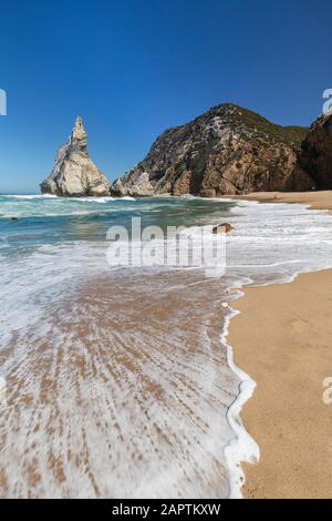 Zerklüftete und dramatische Küste mit riesigen Felsbrocken am Strand Praia da Ursa nahe Cabo da Roca, dem westlichsten Punkt des europäischen Festlandes, in Portugal. Stockfoto