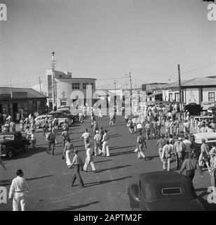 Reisen nach Suriname und zu den niederländischen Antillen Mitarbeiter verlassen die Lago Ölraffinerie in San Nicolas am Aruba Datum: 1947 Standort: Aruba, San Nicolas Schlüsselwörter: Autos, Raffinerien usw. Mitarbeiter Name Der Einrichtung: Lago Stockfoto