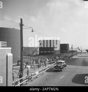 Reisen nach Suriname und zu den niederländischen Antillen Mitarbeiter verlassen die Lago Ölraffinerie in San Nicolas am Aruba Datum: 1947 Standort: Aruba, San Nicolas Schlüsselwörter: Raffinerien, Mitarbeiter Name Der Einrichtung: Lago Stockfoto