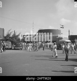 Reisen nach Suriname und zu den niederländischen Antillen Mitarbeiter verlassen die Lago Ölraffinerie in San Nicolas am Aruba Datum: 1947 Standort: Aruba, San Nicolas Schlüsselwörter: Raffinerien, Mitarbeiter Name Der Einrichtung: Lago Stockfoto