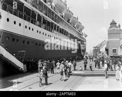 Seefahrt mit Frau Johan van Oldenbarnevelt nach Norwegen Das Schiff wird am Kai im Hafen von Kopenhagen gefestert. Extrem links der Valreep Datum: 1933 Ort: Dänemark, Kopenhagen, Norwegen Schlüsselwörter: Kreuzfahrten, Kreuzfahrtschiffe, Häfen, Kais, Passagierschiffe, Bullaugen, Reisende, Schiffe, Tourismus, Treppen Stockfoto