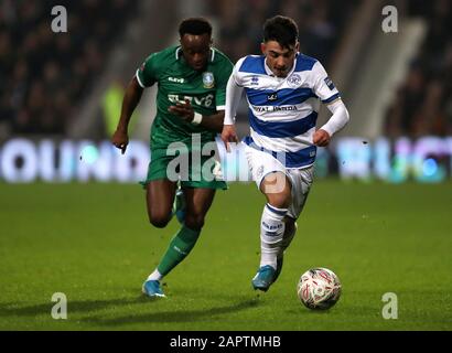 Der Ilias Chair Battle for the Ball von Sheffield Wednesday (links) und der Queens Park Rangers während des vierten Runden Matches im FA Cup in Loftus Road, London. Stockfoto