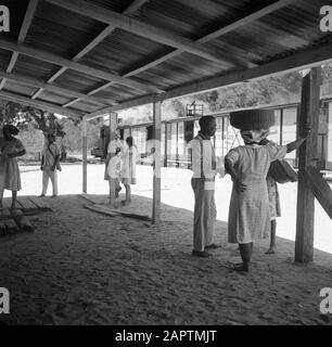 Reisen nach Suriname und die niederländischen Antillen Der Goldfeldbahnhof in Kwakoegron Datum: 1947 Ort: Kwakuegron, Suriname Schlüsselwörter: Reisende, Stationen, Züge Stockfoto