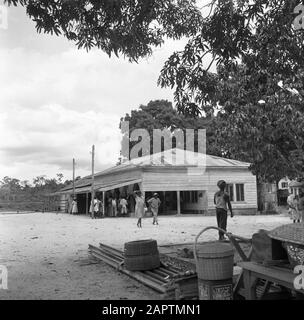 Reisen Sie nach Suriname und auf die niederländischen Antillen, Die Station des Goldfeldzugs in Kwakoegron Datum: 1947 Ort: Kwakoegron, Suriname Schlüsselwörter: Stationen Stockfoto