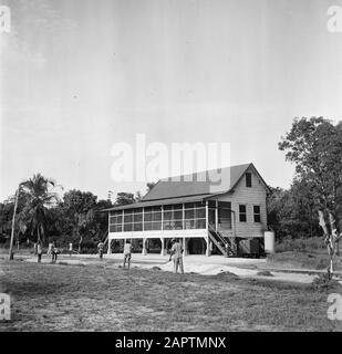 Reisen nach Suriname und die niederländischen Antillen Die Station der Kabelstation Datum: 1947 Ort: Kabelstation, Suriname Schlüsselwörter: Arbeiter, Stationen Stockfoto