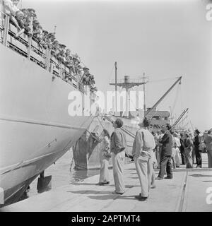 Israel 1948-1949 Das Transportschiff Bulgarien mit Auswanderern (Öl) am Kai im Hafen von Haifa, vom Kai aus gesehen Datum: 1948 Ort: Haifa, Israel Schlagwörter: Auswanderer, Häfen, Schiffahrt, Transportmittel Stockfoto