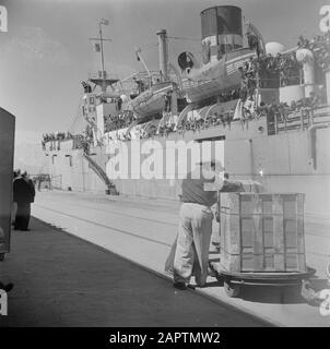 Israel 1948-1949 Das Transportschiff Bulgarien mit Auswanderern (Öl) im Hafen von Haifa während der Ausreise, vom Kai aus gesehen mit im Vordergrund einer lorrie mit Kiste Datum: 1948 Ort: Haifa, Israel Schlagwörter: Auswanderer, Güterverkehr, Hafenpersonal, Häfen, Rettungsboote, Schiffahrt, Transportmittel Stockfoto