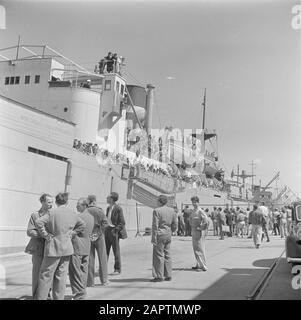 Israel 1948-1949 Das Transportschiff Bulgarien mit Auswanderern (Öl) im Hafen von Haifa, vom Kai aus gesehen, während es den letzten Halt feierte. Buch: Willem van de Poll 1895-1970 Den Haag, 2005 -Foto 148 Datum: 1948 Ort: Haifa, Israel Schlagwörter: Auswanderer, Hafenpersonal, Häfen, Rettungsboote, Schiffahrt, Transportmittel. Stockfoto