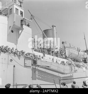 Israel 1948-1949 Das Transportschiff Bulgarien mit Auswanderern (Öl) im Hafen von Haifa, vom Kai aus gesehen, während es den endgültigen Termin feiert: 1948 Ort: Haifa, Israel Schlagwörter: Auswanderer, Häfen, Rettungsboote, Schiffahrt, Transportmittel Stockfoto