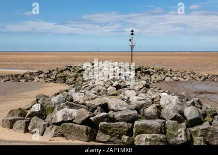 Felsen und ein Aussichtspunkt Leasowe Wirral Juni 2019 Stockfoto