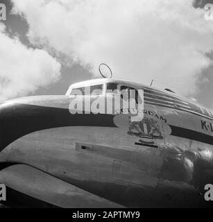 Reisen Sie nach Suriname und auf die niederländischen Antillen Das Flugzeug Rotterdams am Flughafen Hato am Curaçao Datum: 1947 Ort: Curaçao Schlüsselwörter: Piloten, Flugzeug Stockfoto