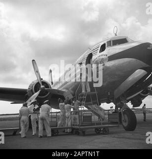 Reisen nach Suriname und zu den niederländischen Antillen Aruba Airport Datum: 1947 Ort: Aruba Schlüsselwörter: Gepäck, Flugzeuge, Flughäfen Name Der Einrichtung: Dakota Stockfoto