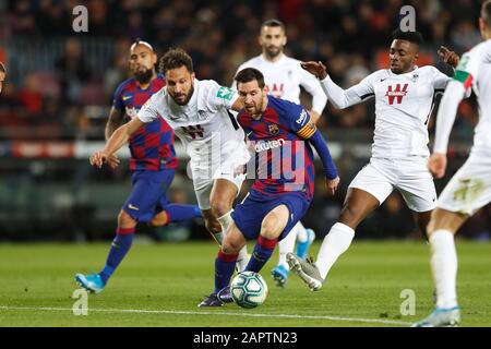 Barcelona, Spanien. Januar 2020. (L-R) Deutsch Sanchez (Granada), Lionel Messi (Barcelona), Yan Eteki (Granada) Fußball/Fußball: Spanische Partie "La Liga Santander" zwischen dem FC Barcelona 1-0 Granada CF im Camp Nou in Barcelona, Spanien. Credit: Mutsu Kawamori/AFLO/Alamy Live News Stockfoto