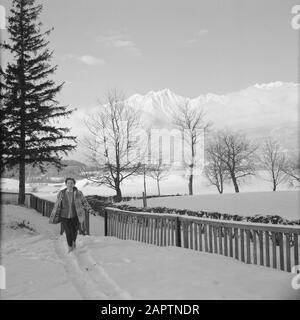 Winter in Tyrol Hilde Eschen geht im Schnee bei Sistrans mit im Hintergrund die Karwendelberge Datum: Januar 1960 Standort: Österreich, Sistrans, Tyrol Schlüsselwörter: Berge, Landschaften, Schnee, Ferien, Wandern, Winter persönlicher Name: Echen, Hilde Stockfoto