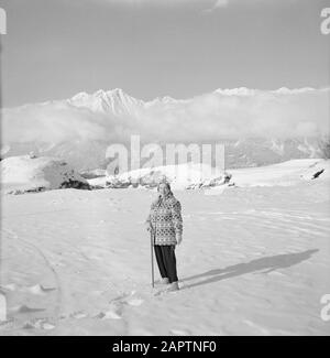 Winter in Tyrol Hilde Eschen posiert im Schnee mit im Hintergrund die Karwendelberge Datum: Januar 1960 Ort: Österreich, Sistrans, Tyrol Schlüsselwörter: Berge, Landschaften, Schnee, Urlaub, Wandern, Winter persönlicher Name: Echen, Hilde Stockfoto