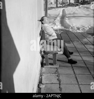 Winter Hilde Eschen liegt in der Stadt in der Sonne auf der Bank bis zum Hausdatum: Januar 1960 Standort: Österreich, Sistrans, Tyrol Schlüsselwörter: Dörfer, Schnee, Urlaub, Winter, Wohnungen Personenname: Eschen, Hilde Stockfoto