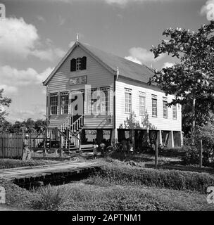 Reise nach Suriname und zum Hindutempel der niederländischen Antillen in New Nickerie. Unterhalb des Gebäudes befindet sich eine Schule Datum: 1947 Ort: Nieuw-Nickerie, Suriname Schlüsselwörter: Gebäude, Religion, Schulen, Tempel Stockfoto