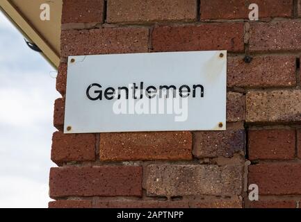 Schild an einer Wand, die auf den Eintritt zur Mens-toilette bei Meols Wirral im Juni 2019 hinweist Stockfoto