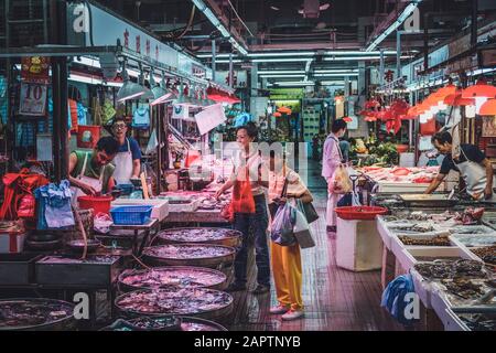 Hongkong - November 2019: Menschen kaufen und verkaufen Fisch auf dem Fischmarkt in Hongkong Stockfoto