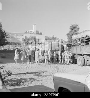 Hofesch Boy Scouts in Begleitung der Eltern mit einem Lastwagen, der bereit ist, an ihr Urlaubsziel gebracht zu werden. Älteres Datum: 1. Januar 1964 Ort: Israel Schlagwörter: Kinder, pfadfinder, Urlaub, Lastwagen Stockfoto