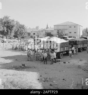 Hofesch Pfadfinder in Begleitung ihrer Eltern machen sich bereit, in den Urlaub zu gehen und werden mit Lastwagen transportiert Datum: 1. Januar 1964 Ort: Israel Schlagwörter: Kinder, pfadfinder, Urlaub, Lastwagen Stockfoto
