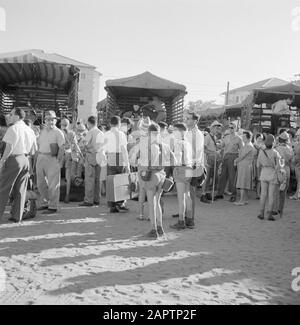Hofesch Pfadfinder in Begleitung ihrer Eltern sind bereit, mit dem Lastwagen zum Urlaubsziel gebracht zu werden Datum: 1. Januar 1964 Ort: Israel Schlagwörter: Gepäck, Kinder , pfadfinder, Urlaub, Lastwagen Stockfoto