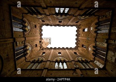 Siena, Italien, 27. Oktober 2008: Der Turm von Mangia überragte die Terrasse des Palazzo Pubblico auf der Piazza del Campo in Siena. Stockfoto