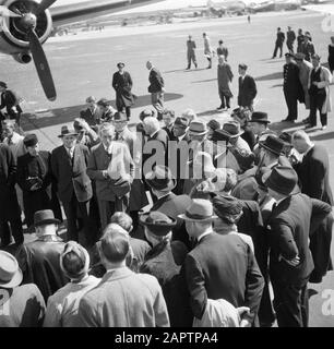 KLM taufte Douglas DC-4 Rotterdam-Würdenträger und lud Gäste bei der Taufe des Skymaster PH-TAR Douglas DC 4 in Schiphol ein Datum: 9. Mai 1946 Ort: Amsterdam, Nordholland Schlüsselwörter: Bürgermeister, Taufen, Gäste, Flugplätze persönlicher Name: Rotterdam Stockfoto