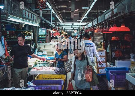 Hongkong - November 2019: Menschen kaufen und verkaufen Fisch auf dem Fischmarkt in Hongkong Stockfoto