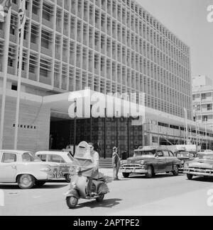 Israel 1964-1965: Tel Aviv, moderne Infrastruktur und Architektur Hotel Annotation: Moderne Architektur entstand später in Israel Datum: 1964 Standort: Israel, Tel Aviv Schlüsselwörter: Autos, Kleinkrafträder usw. Gebäude, Hotels Stockfoto
