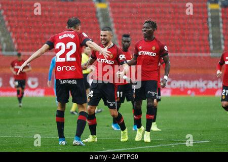 Dani Rodriguez (Mallorca), 19. JANUAR 2020 - Fußball/Fußball: Dani Rodriguez mit seinen Teamspielern feiert nach seinem Tor während des spanischen "La Liga Santander"-Spiels zwischen RCD Mallorca 4-1 Valencia CF im Son Moix Stadium in Palma de Mallorca, Spanien. (Foto von Mutsu Kawamori/AFLO) Stockfoto