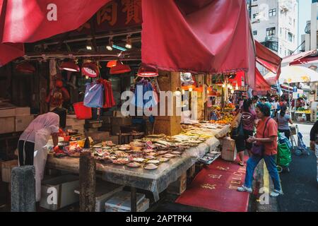 Hongkong - November 2019: Menschen kaufen und verkaufen Fisch auf dem Fischmarkt in Hongkong Stockfoto