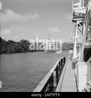 Niederländische Antillen und Suriname zur Zeit des königlichen Besuchs von Königin Juliana und Prinz Bernhard im Jahre 1955 Hr. Frau Dan. Willem van der Zaan mit der königlichen Firma an Bord kommt am Wageningen Datum: 1. November 1955 Ort: Nickerivier, Suriname, Wageningen Schlüsselwörter: Besuche, Königinnen, Flüsse, Schiffe Personenname: Zaan, Willys van der Stockfoto