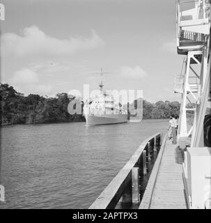 Niederländische Antillen und Suriname zur Zeit des königlichen Besuchs von Königin Juliana und Prinz Bernhard im Jahre 1955 Hr. Frau Dan. Willem van der Zaan mit der königlichen Firma an Bord kommt am Wageningen Datum: 1. November 1955 Ort: Nickerivier, Suriname, Wageningen Schlüsselwörter: Besuche, Königinnen, Flüsse, Schiffe Personenname: Zaan, Willys van der Stockfoto