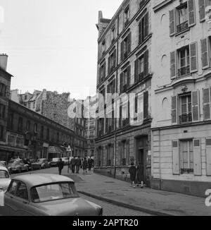 Pariser Bilder [Das Straßenleben von Paris] Haus von Vincent van Gogh in Montmartre, in der Rue Lepic 54 Anmerkung: Vincent van Gogh lebte von Juni 1886 bis Februar 1888 in der Rue Lepic, zusammen mit seinem Bruder Theo Datum: 1965 Standort: Frankreich, Paris Stichwörter: Fassaden, Straßenplastiken, Häuser Stockfoto
