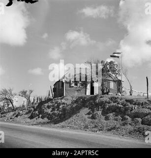 Reisen Sie nach Suriname und ins Cottage der niederländischen Antillen mit niederländischer Flagge am Curaçao Date: 1947 Ort: Curaçao Schlüsselwörter: Flaggen, Residenzen Stockfoto