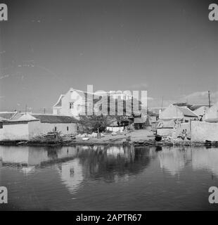 Reisen Sie nach Suriname und zu den niederländischen Antillen Häuser entlang des Flusses in Otrabanda in Willemstad am Curaçao Datum: 1947 Ort: Curaçao, Willemstad Schlüsselwörter: Flüsse, Wohnsitze Stockfoto