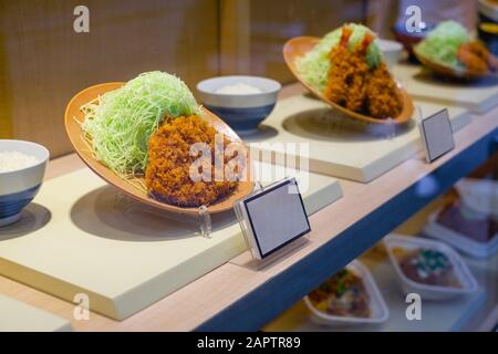 Fake, Plastikmenü im asiatischen Restaurantfenster - Stockfoto