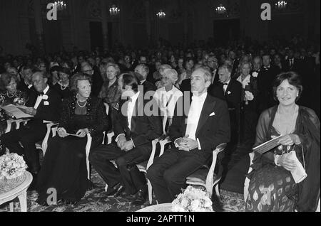 In Concertgebouw, ab links Alice Harnoncourt, Prinz Bernhard, Königin Beatrix, Laureatin Nikolaus Harnoncourt, Laureate Gustav Leonhardt, Prinzessin Margriet bei der Zeremonie; Beatrix (Königin Niederlande); Bernhard (Prinz Niederlande); Harnoncourt, Nikolaus; Leonhardt, Gustav; Margriet (Prinzessin Niederlande); Zeremonie; Preise; Stockfoto