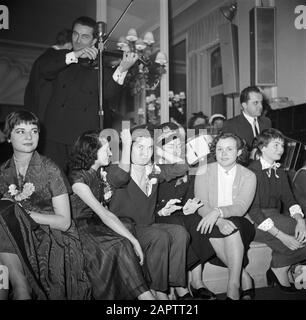 Festessen von Sainte Cathérine in Paris, das fest der französischen Modehäuser am 25. November In den großen Modehäusern sind die Salons zu Tanzsälen Annotierung dekoriert: In Paris wird das fest von Sainte Cathérine gefeiert, das von Mädchen gefeiert wird, die mit 25 unverheiratet sind und in der Modebranche arbeiten. Sainte Cathérine ist ihr Patronatsdatum: 1930 Ort: Frankreich, Paris Schlüsselwörter: Feiertage, Feste, Modehäuser Stockfoto