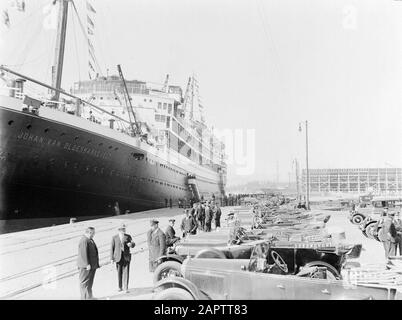 Seereise mit Frau Johan van Oldenbarnevelt nach Norwegen Im Hafen von Oslo: Am Kai Reihen sich offene Taxis und uniformierte Fahrer, die auf Kunden warten Datum: 1933 Ort: Norwegen, Oslo Schlüsselwörter: Autos, Fahrer, Kreuzfahrten, Kreuzfahrtschiffe, Kais, Spaß, Schiffe, Taxis, Tourismus, Uniformen Stockfoto