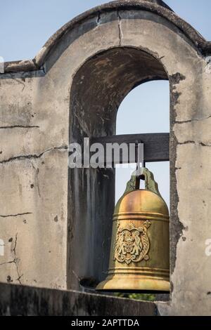 Ein bronzener Glocken-Nachbau mit historischem Stadtbild, das zum Alarmton gemacht wurde und sich in der Mauer des Monte Fort, dem historischen militärzentrum cen, befindet Stockfoto